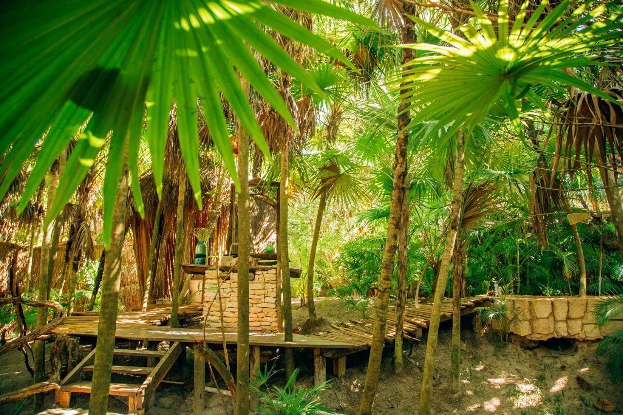 Ikal Tulum Hotel Eksteriør billede A traditional house in the Solomon Islands