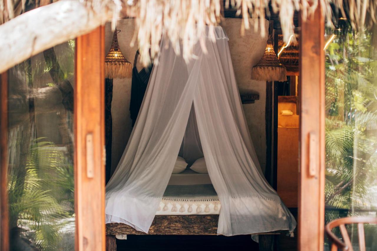 Ikal Tulum Hotel Eksteriør billede A mosquito net over a bed
